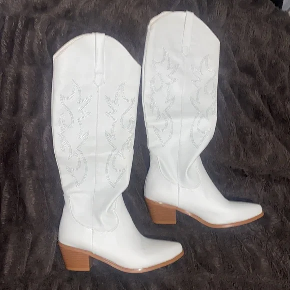 🍂Adorable NWOT white cowboy boots! - Picture 4 of 10